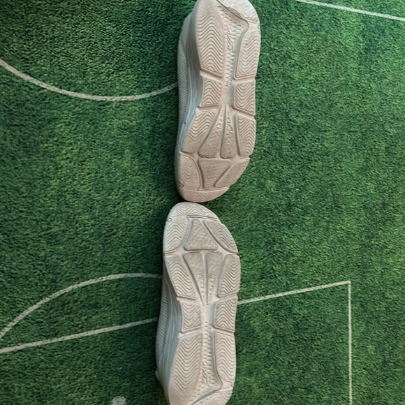 White Avis size 6 big kids - Picture 3 of 4